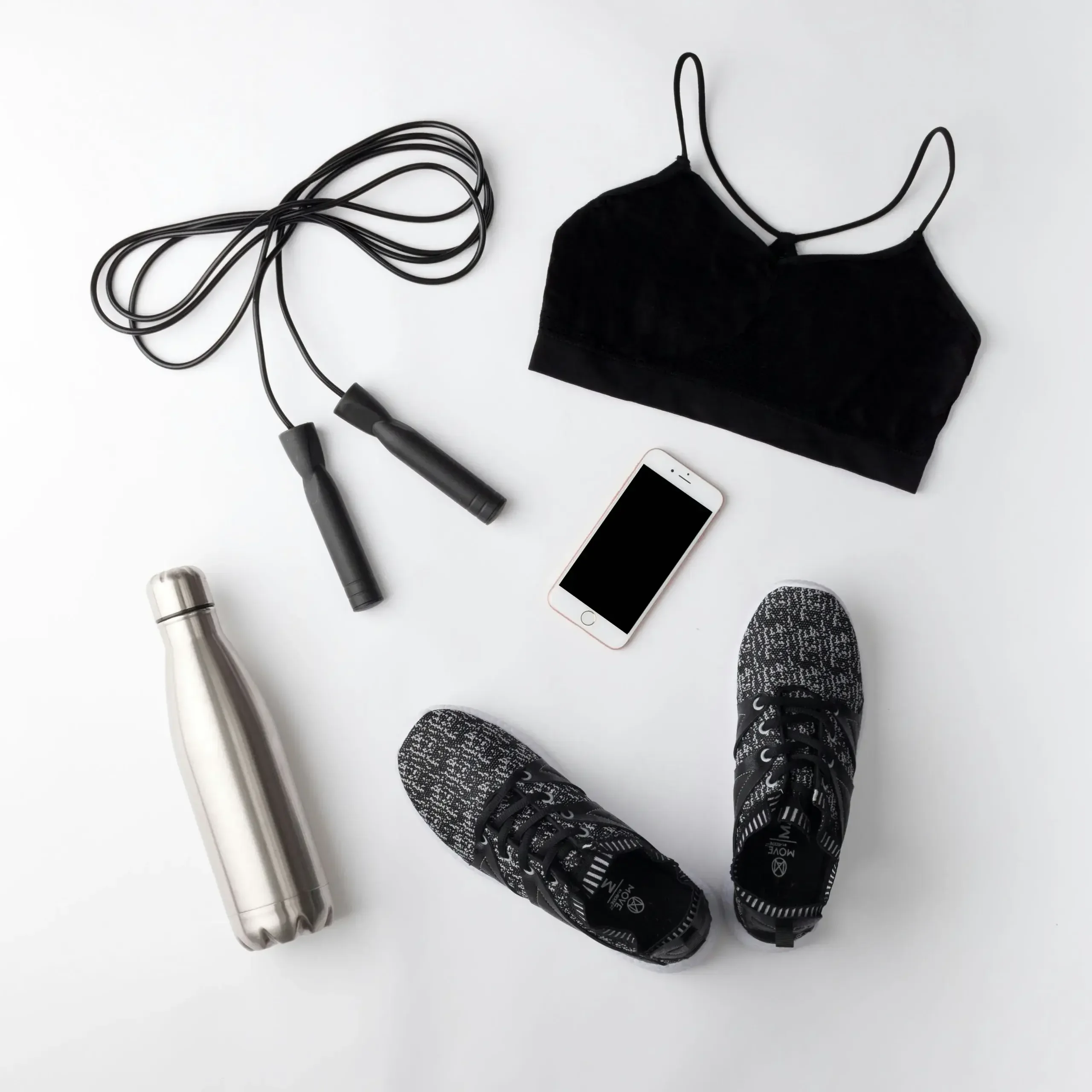 Flat lay sprzętu sportowego na białym tle
