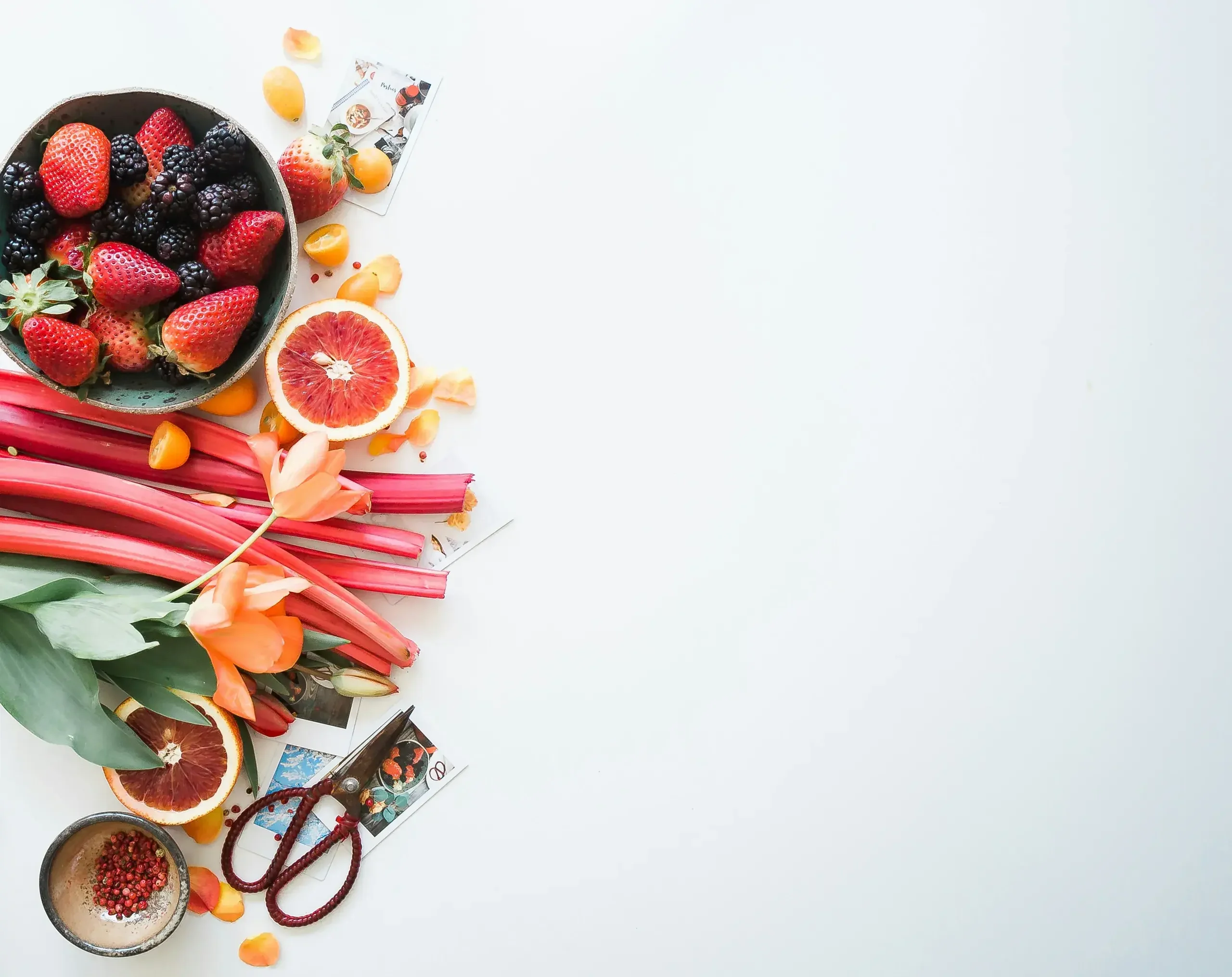 Flat lay z notatnikiem i akcesoriami dietetycznymi
